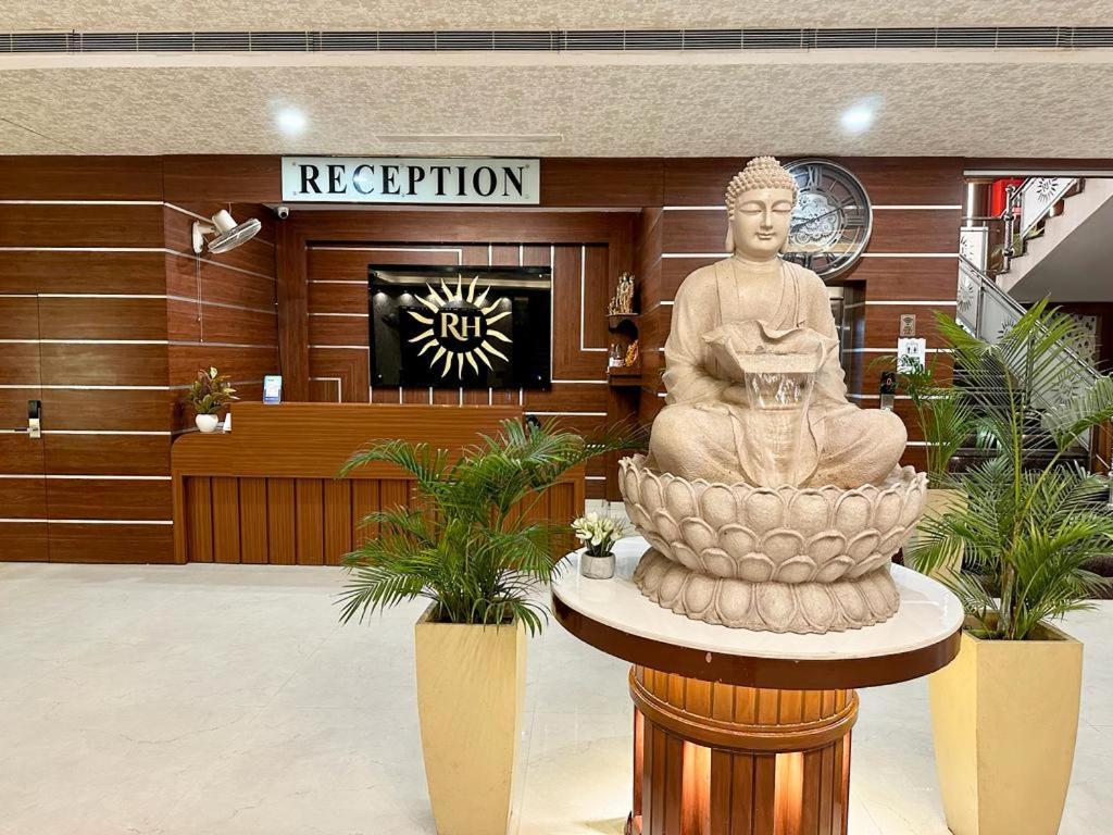 Royal Heritage Hotel & Resort Ayodhya Bagian luar foto