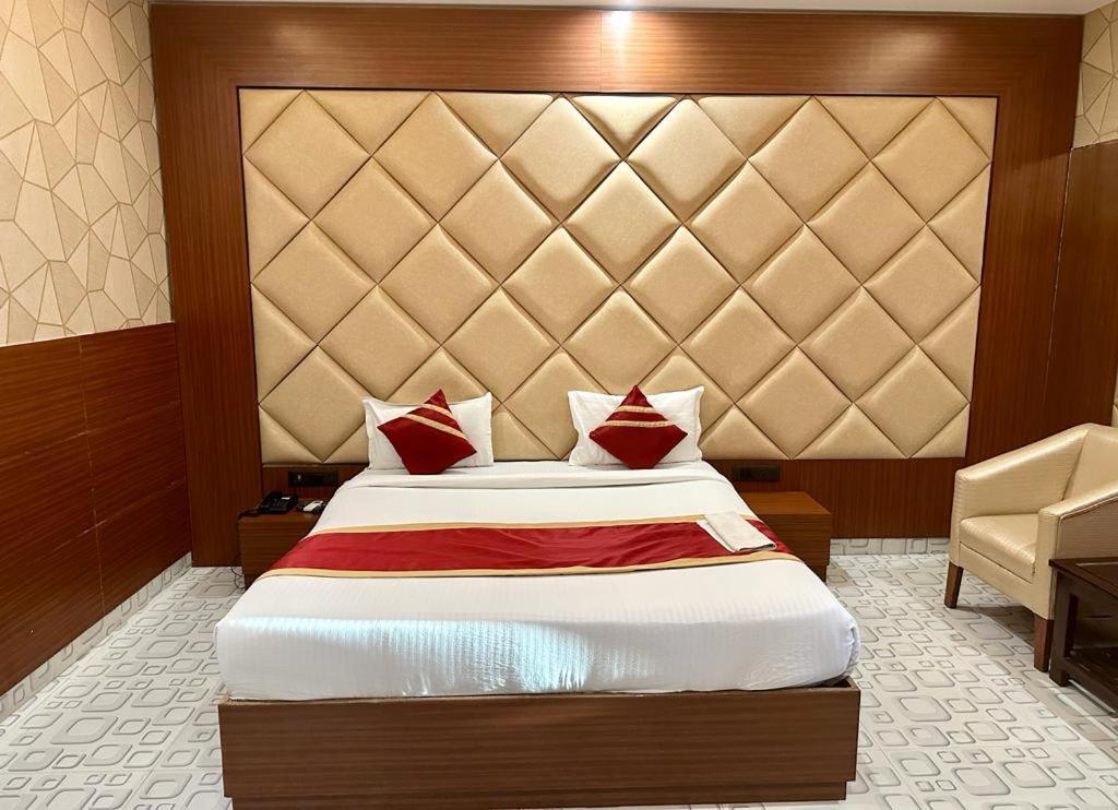 Royal Heritage Hotel & Resort Ayodhya Bagian luar foto
