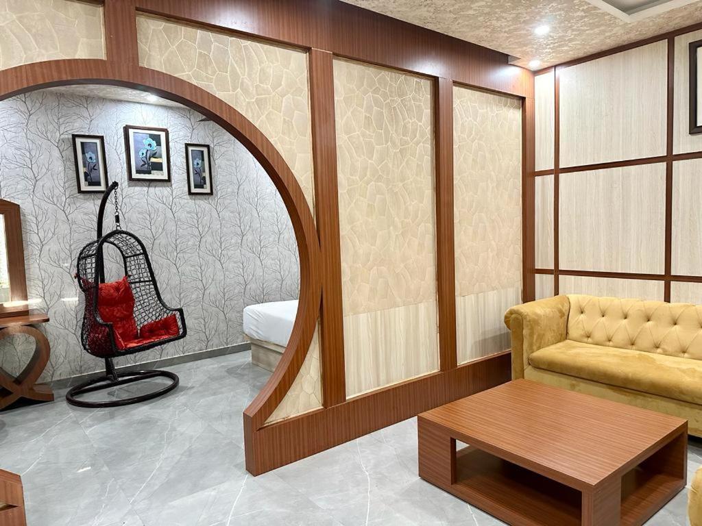 Royal Heritage Hotel & Resort Ayodhya Bagian luar foto