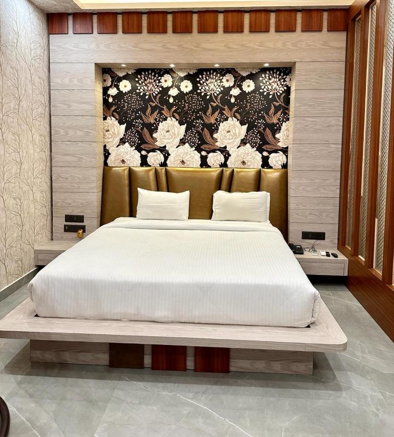 Royal Heritage Hotel & Resort Ayodhya Bagian luar foto