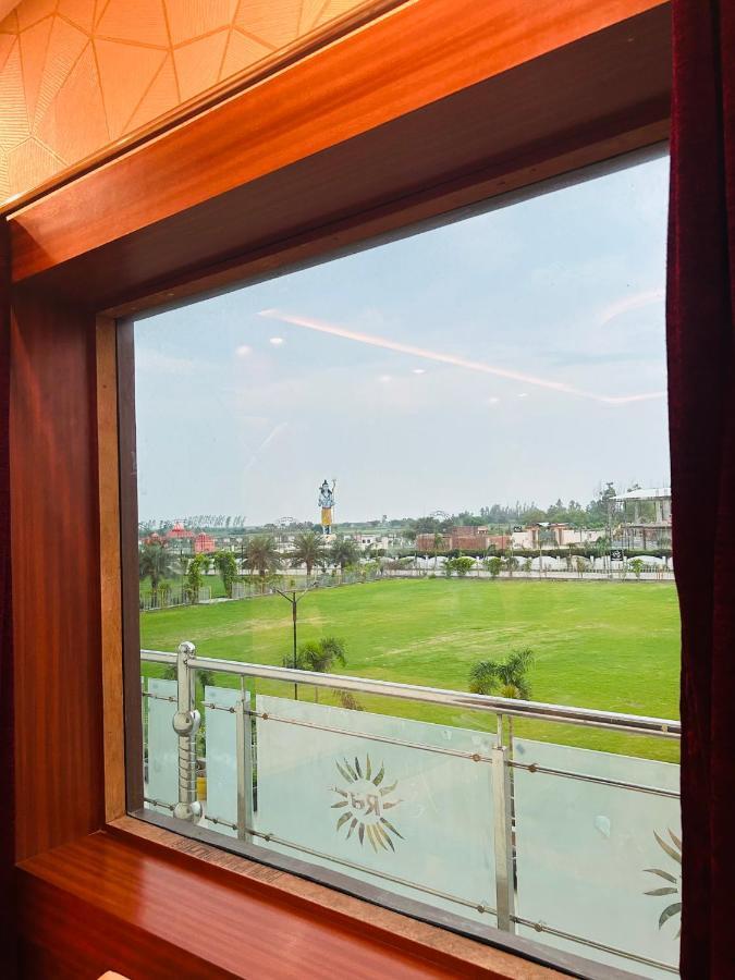 Royal Heritage Hotel & Resort Ayodhya Bagian luar foto