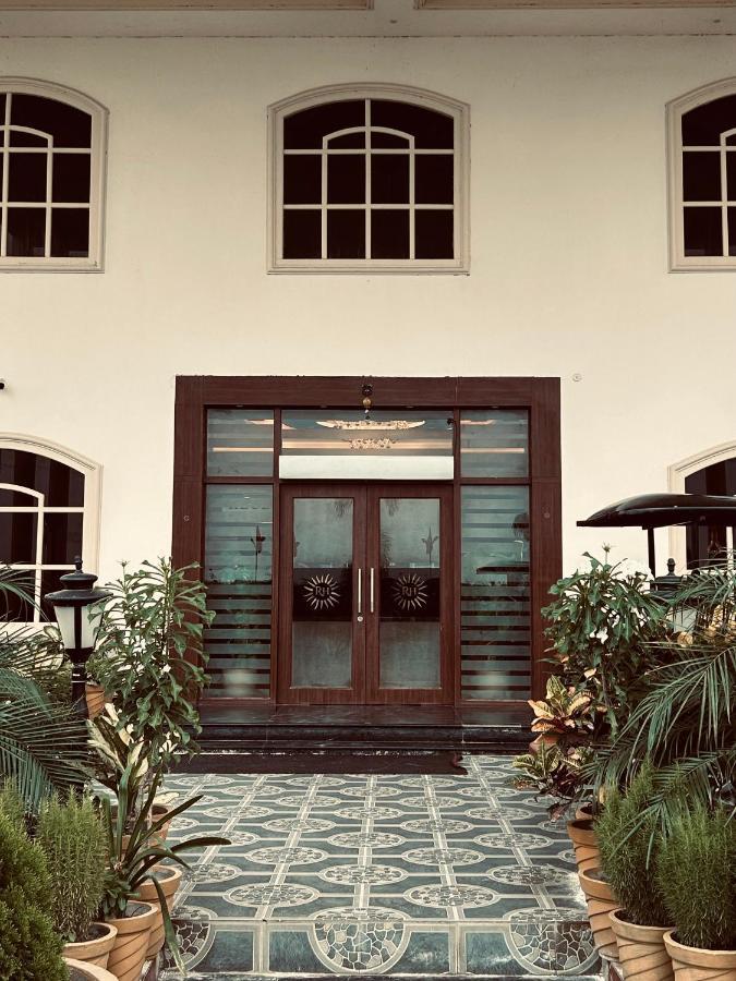 Royal Heritage Hotel & Resort Ayodhya Bagian luar foto